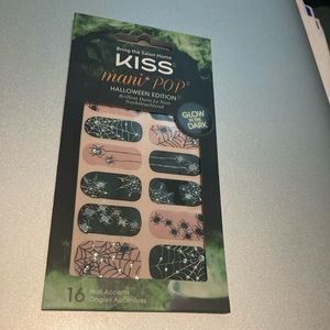 Kiss mani pop Halloween nails
